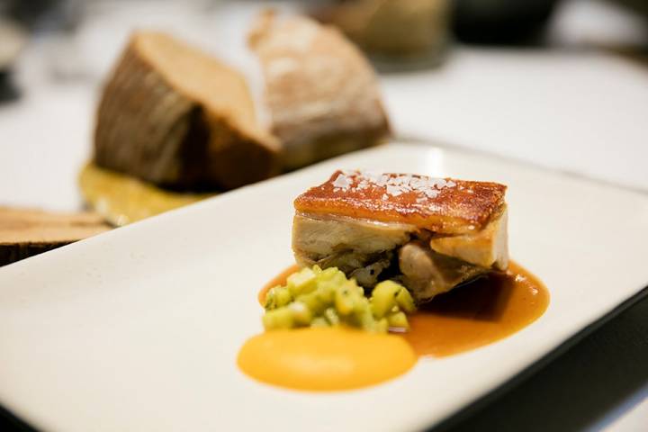 Cochinillo asado con chirivía, calabaza y menta.