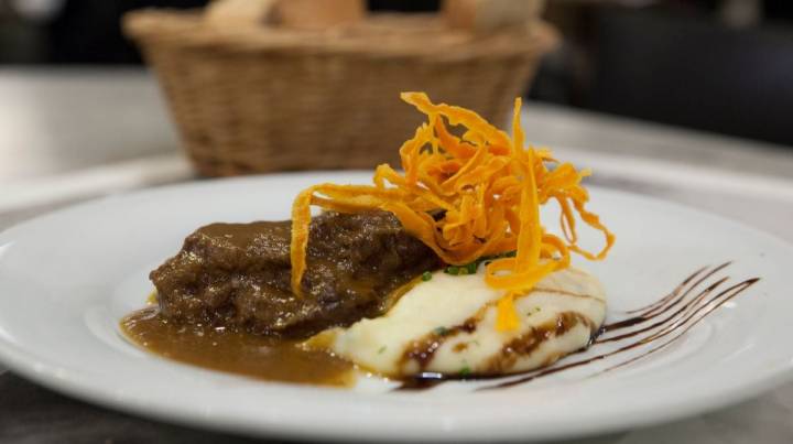 Carrilleras estofadas de cerdo ibérico con puré de patata y puerro frito.