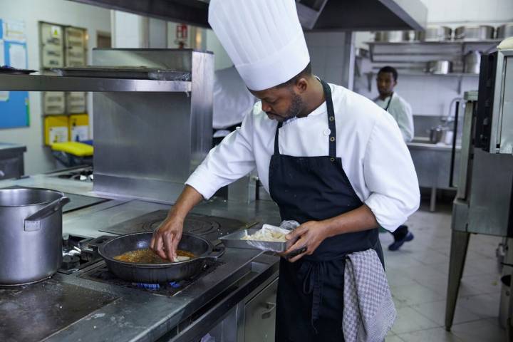 La cocina del 'Motel' se pone en marcha. Aquí se empieza a cocer un arroz con liebre y nabos de Campany.