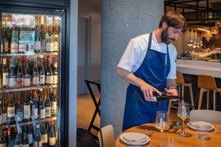 El chef propone uno de los Txakolis de su bodega.