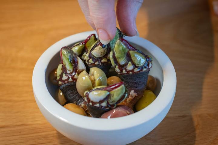 Percebes con aceitunas.