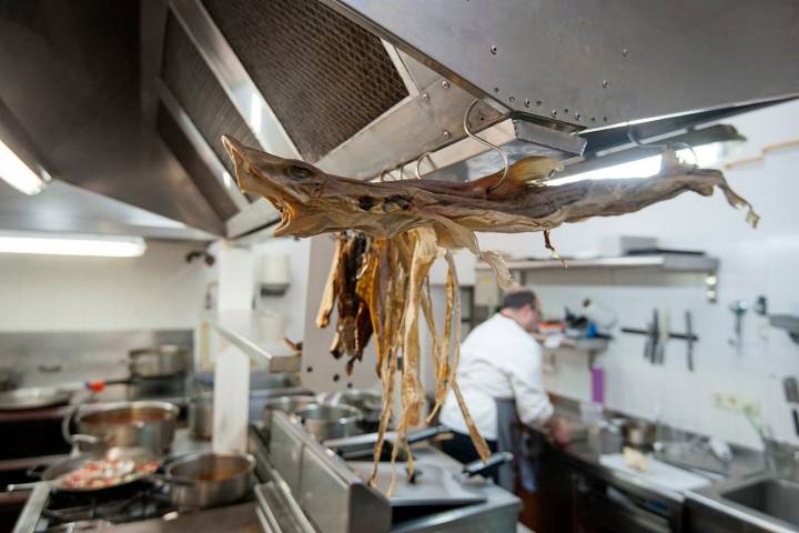 'Pepa', una de las dos tintoreras que 'vigilan' la cocina de Nazario Cano.