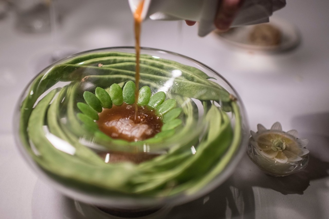 Plato de galera con consomé y judías verdes del restaurante Nazario Cano.