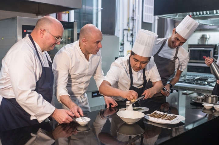Nazario Cano con parte de su equipo en la cocina de su restaurante.