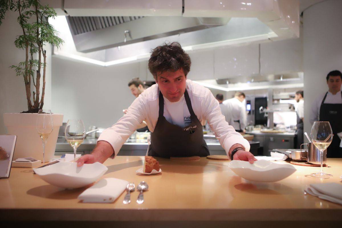 El chef Josean Alija sirviendo sus platos en la barra de La mesa del chef.