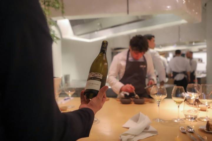 Sirviendo vino en la Mesa del Chef del restaurante Nerua.