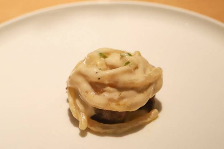 Plato de carbonara con castañuel de cerdo ibérico del restaurante Nerua.