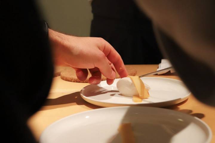 Emplatando el postre en el restaurante Nerua.