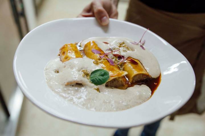 Canelón de civet de ciervo con con toffee de cebolla y bechamel de boletus.