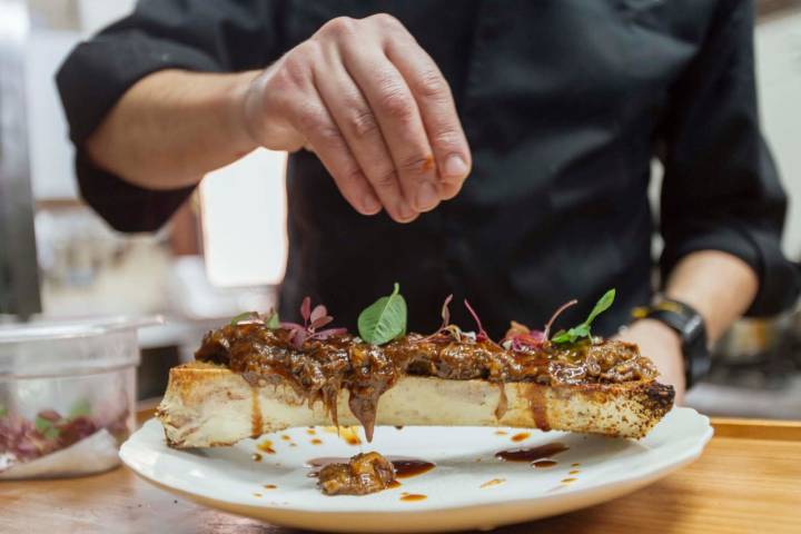 Tuétano con rabo de vaca al vino tinto y rábano.
​