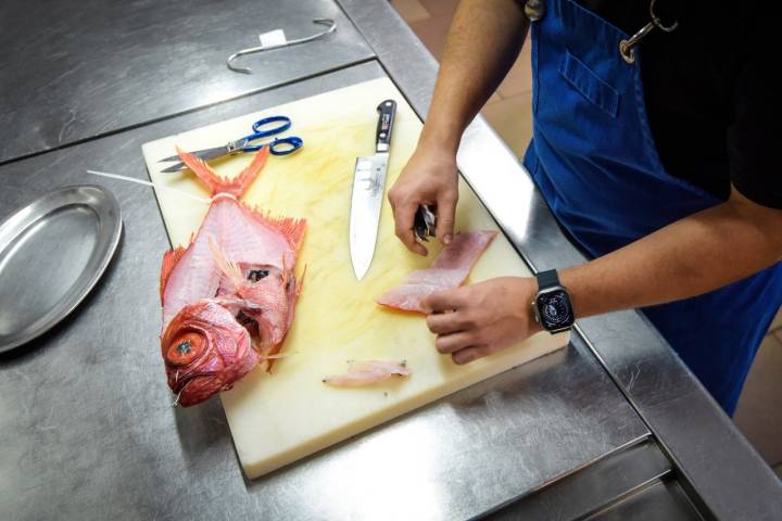 Cortando el pescado, que también maduran.