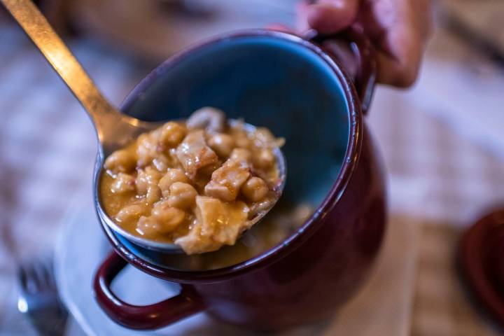 Un clásico, los callos con garbanzos.