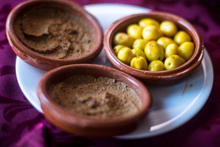 El suave paté de higaditos y las aceitunas aliñadas a la moruna, son gentileza de la casa. Foto: Alfredo Cáliz