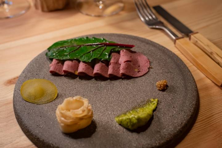 Pato de tiro, pesto de pistacho verde y vegetales en conserva