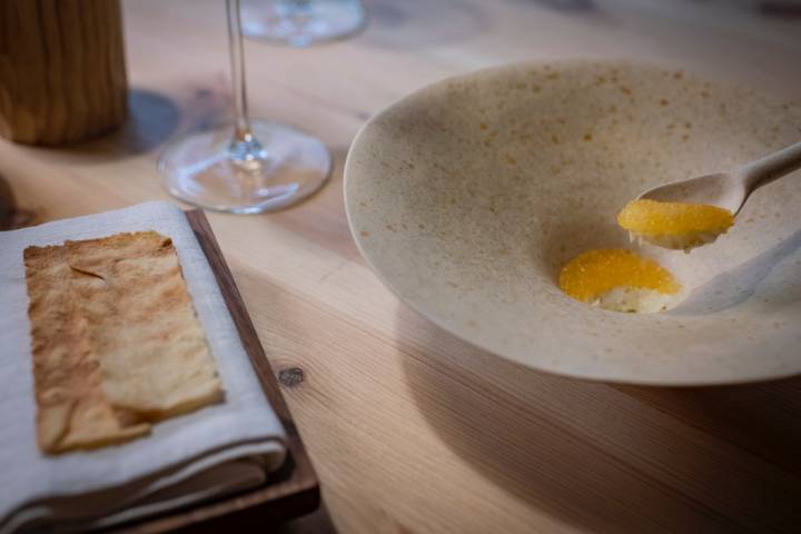 Huevas de Lucio, mantequilla de oveja y miso de esparrago blanco.