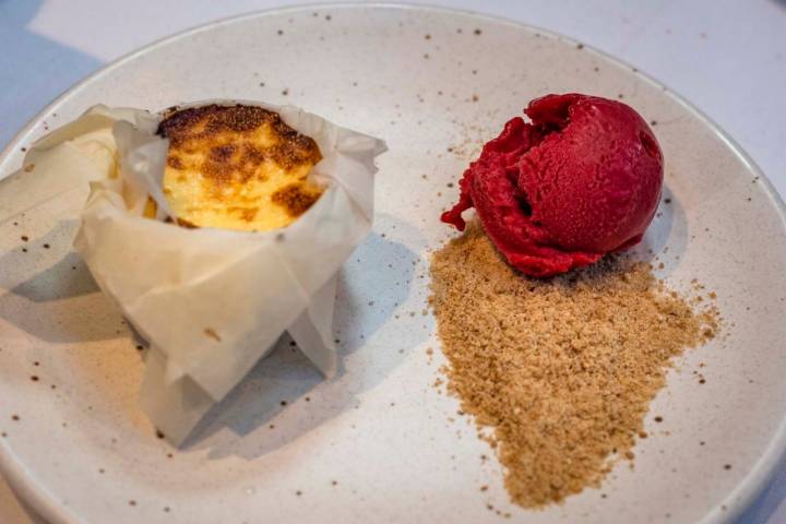 Tarta de queso semilíquida elaborada con gallego de tetilla y una cucharada de Stilton.