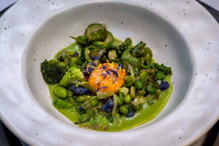 Panaché de verduras salteadas y ligadas con yema de huevo y caldo de guisantes.