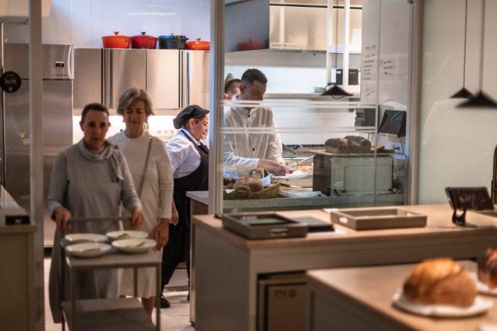 La cocina se observa desde la sala.