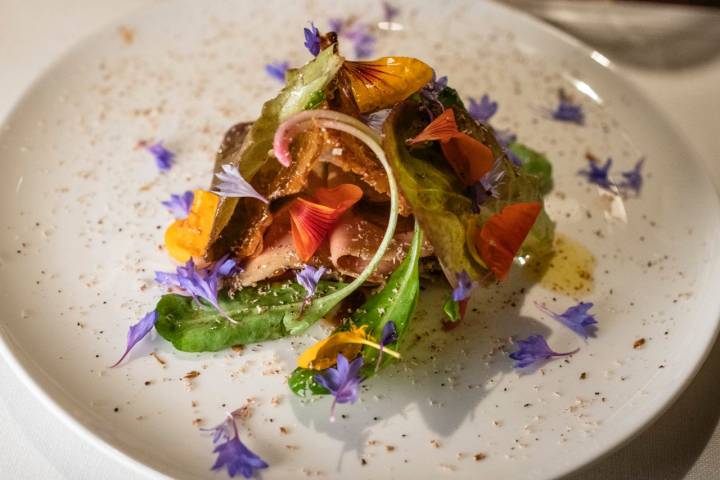 Ensalada de primavera con hojaldre y foie.