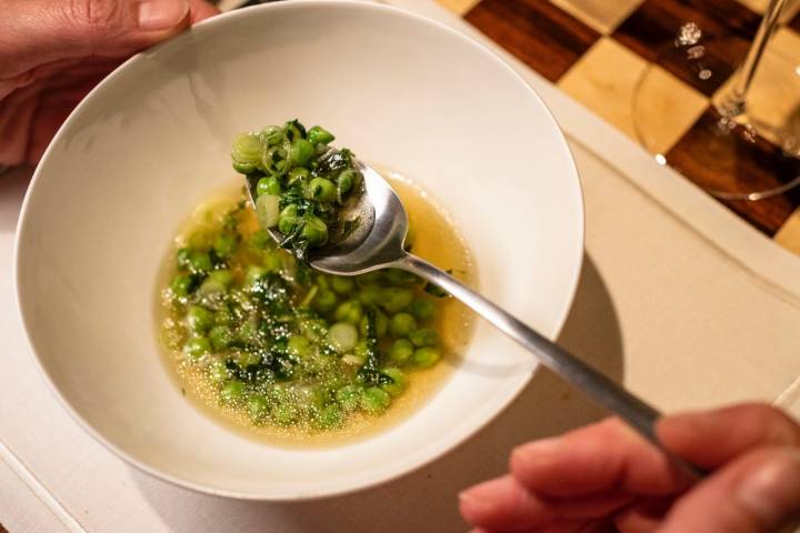 Garbanzos verdes con caldo de pintada.