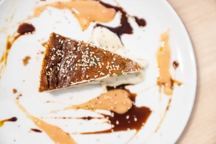 Tarta de queso y plátano con sirope de uvas y guayaba.