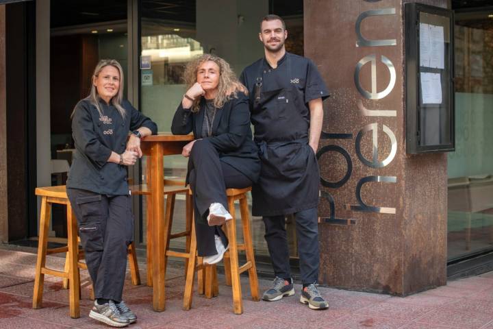 Miguel Herández junto a su madre y su tía del restaurante Por Herencia (Murcia)