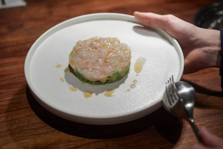 Tartar de langostinos con base de aguacate.