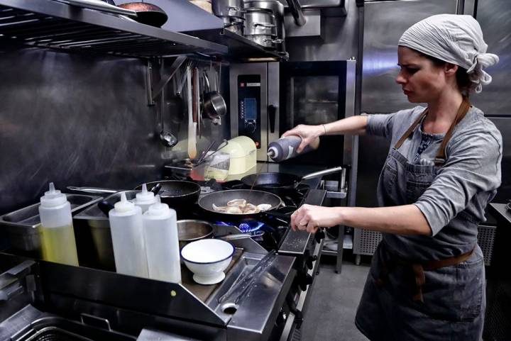 Jenni es la responsable de la cocina por las mañanas, mientras su pareja se encarga de ella en las cenas.