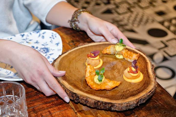 Croqueta de ropa vieja con mahonesa de pimentón de la Vera y empanadilla de cordero al estilo marroquí.