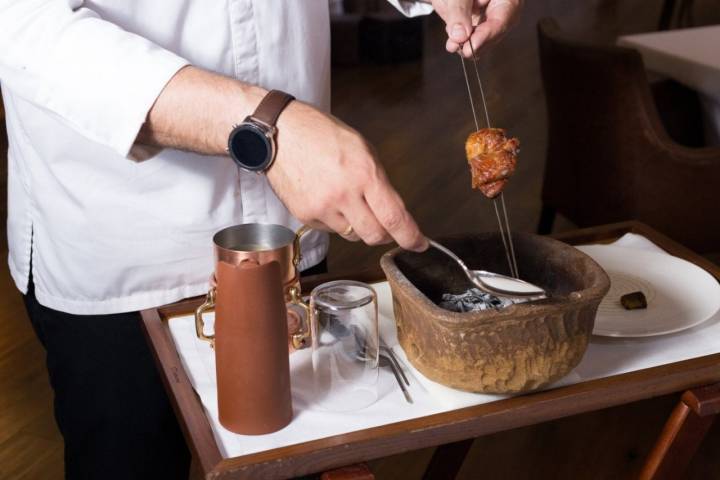 Restaurante Refectorio: el pincho de lechazo en brasa de sarmiento