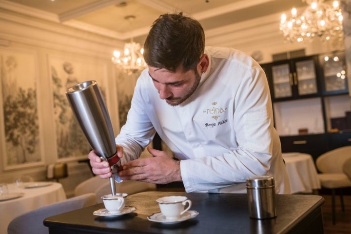 Borja Aldea termina de emplatar en el comedor del restaurante Reina XIV en La Granja (Segovia).