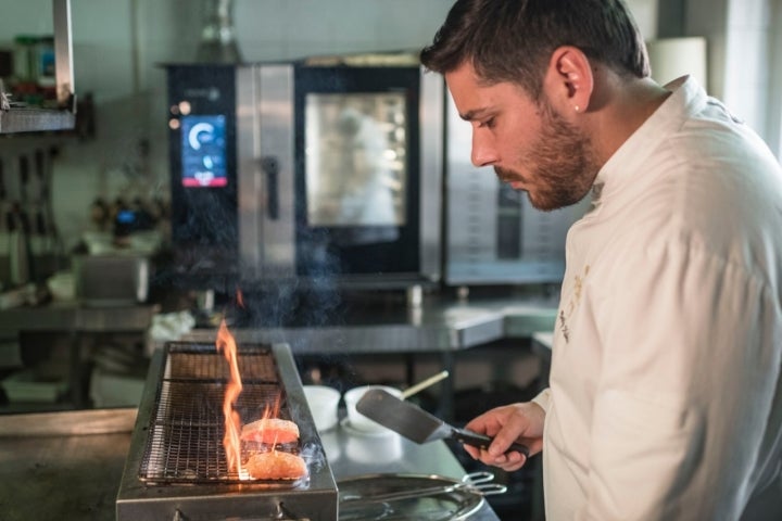 El chef Borja Aldea en la cocina del restaurante Reina XIV en La Granja (Segovia).