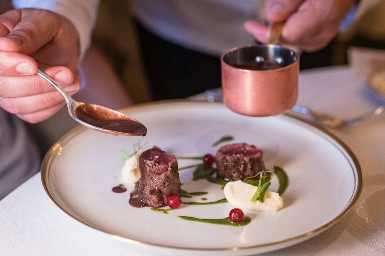 Plato de corzo del restaurante Reina XIV en La Granja (Segovia).