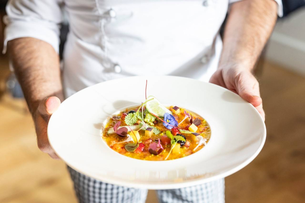 Carpaccio de Carabineros, vinagreta de pistacho y guacamole.