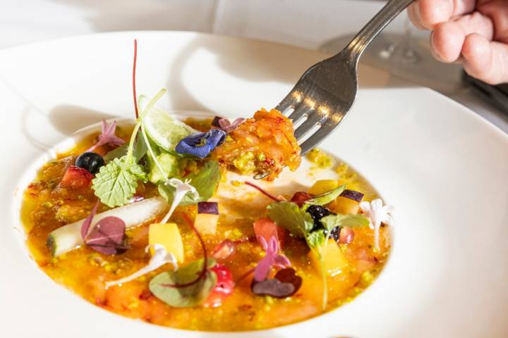 Carpaccio de Carabineros, vinagreta de pistacho y guacamole.