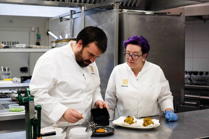 La madre de Luis, Ana, le acompaña cada día en la cocina.