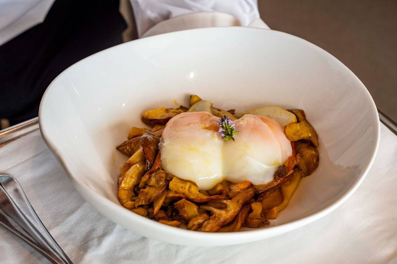 Huevos poché con boletus, setas de cardo y amanitas, todas de Salamanca.