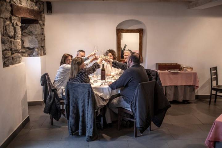 El ambiente familiar del 'Ronquillo' refleja la cercanía de los dueños con vecinos y turistas.