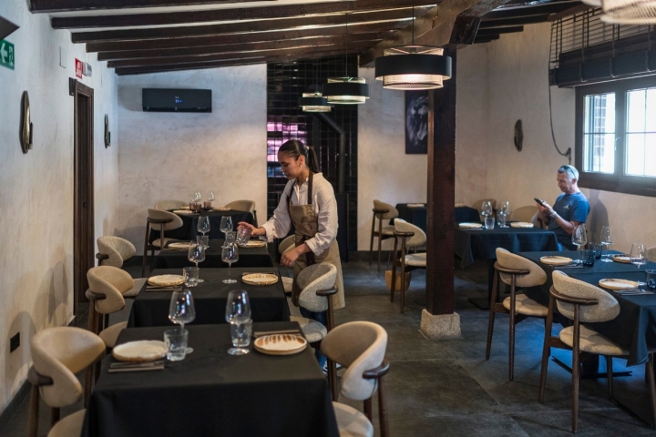 El interior se ha reformado bajo un estilo rústico minimalista