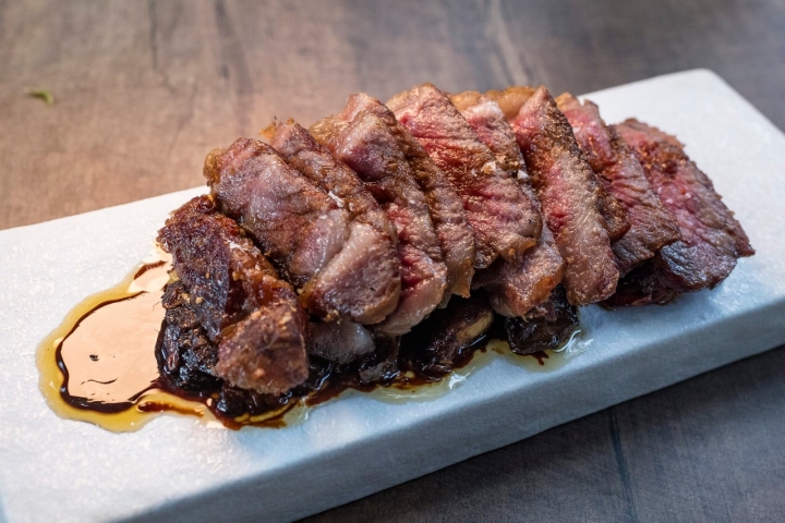 El suculento lomo de 'wagyu' A5 se sirve sobre una cama de setas 'shitake' a la brasa