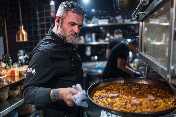 Iborra comprueba el 'rossejat' del fideuá de 'foie' y presa ibérica