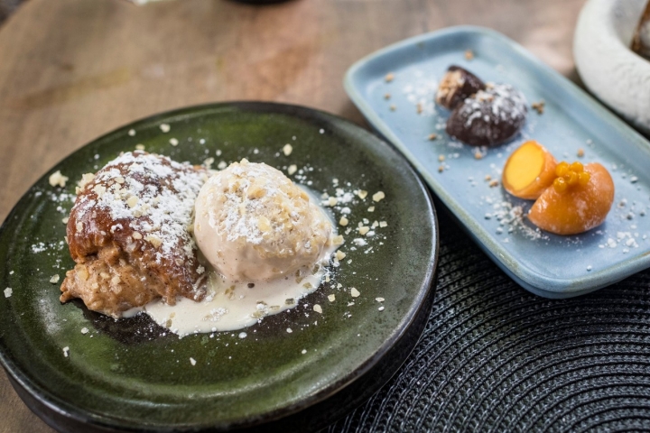Los golosos postres los protagonizan platos como la torrija a la brasa o los 'mochis' artesanos