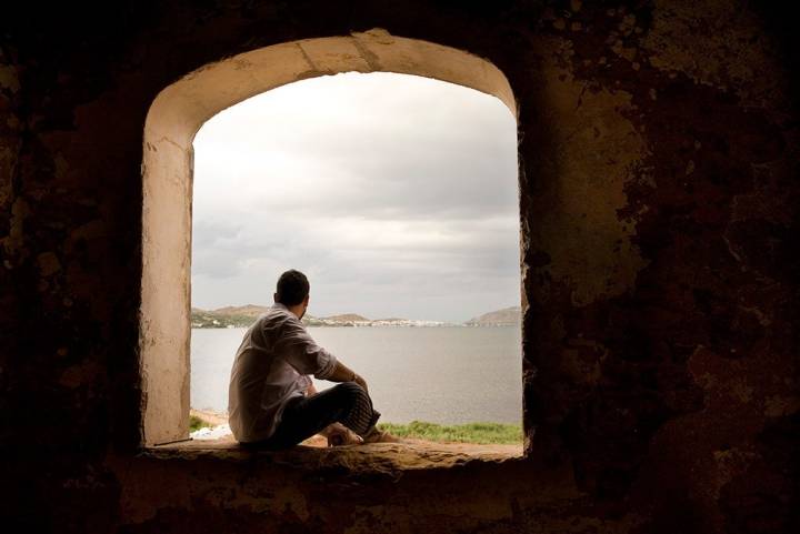 David frente a la Bahía de Fornells.