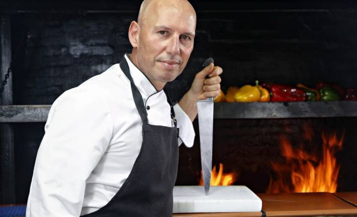 Isidro Álvarez frente a su parrilla.