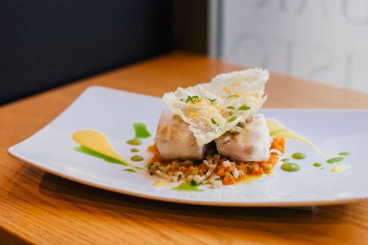 Romerete ligeramente ahumado con puré de cilantro, tartar de setas y corteza de millo.