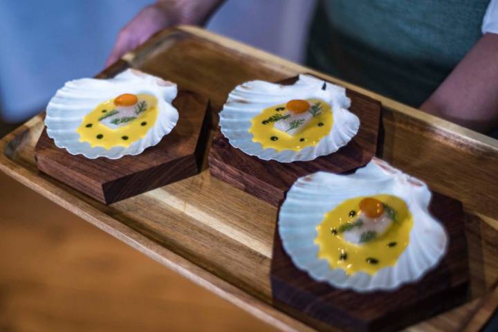 Escabeche de codorniz, vieira y zanahorias encurtidas.