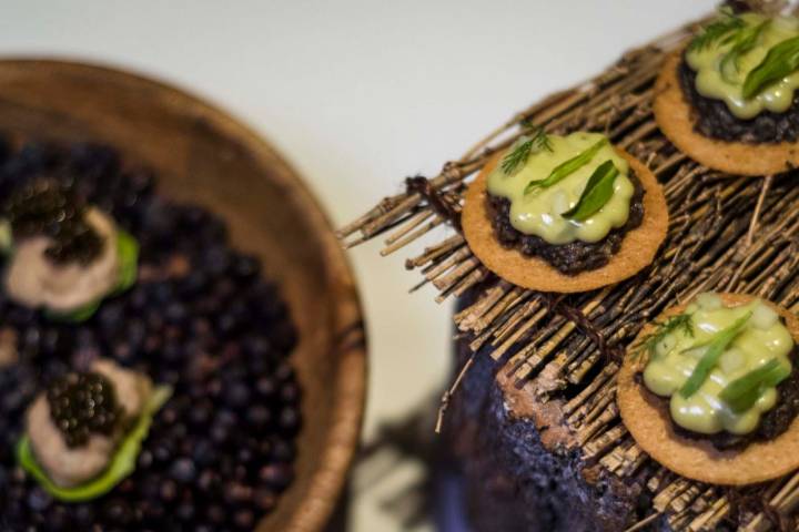 'Galette' de caracoles y ensalada de conejo con caviar.