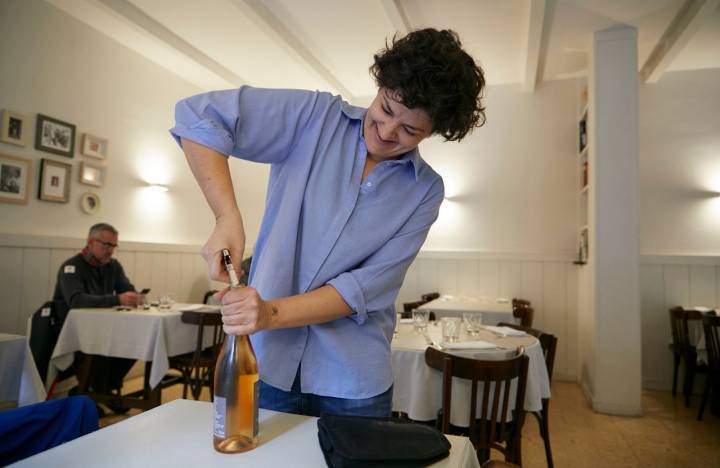 Susanna abriendo la botella de Pinot Griggio.