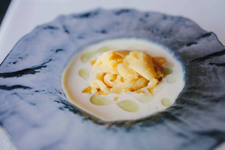 Sopa de chocolate blanco, granizado de parchita, cardamomo y menta.