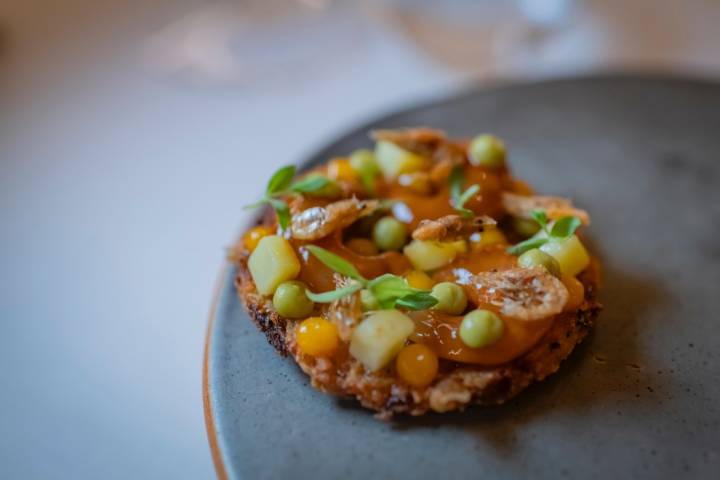 Frit con gambas ibicencas, yema cocida y puré de aguacates ahumado.